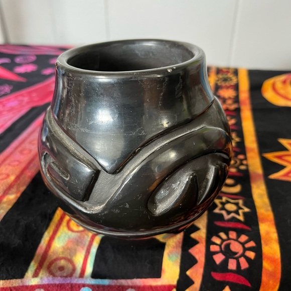 Santa Clara Pueblo Stella Chavarria Signed Carved Blackware Pottery 4 1/2” Jar - Picture 6 of 8